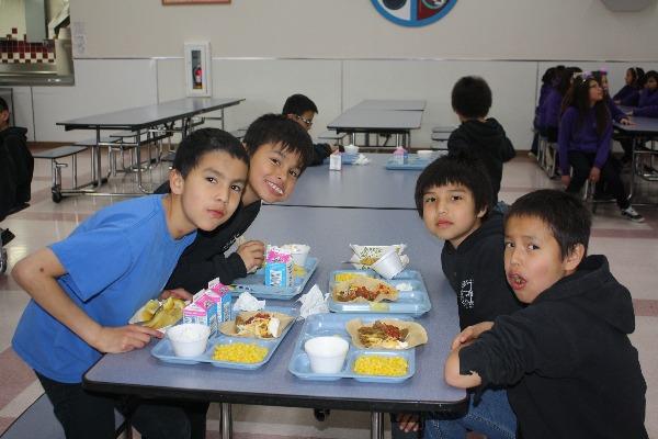 pic of lunchroom kids